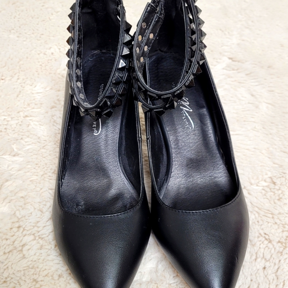 Midnight Velvet heels, Size 7.5, Black